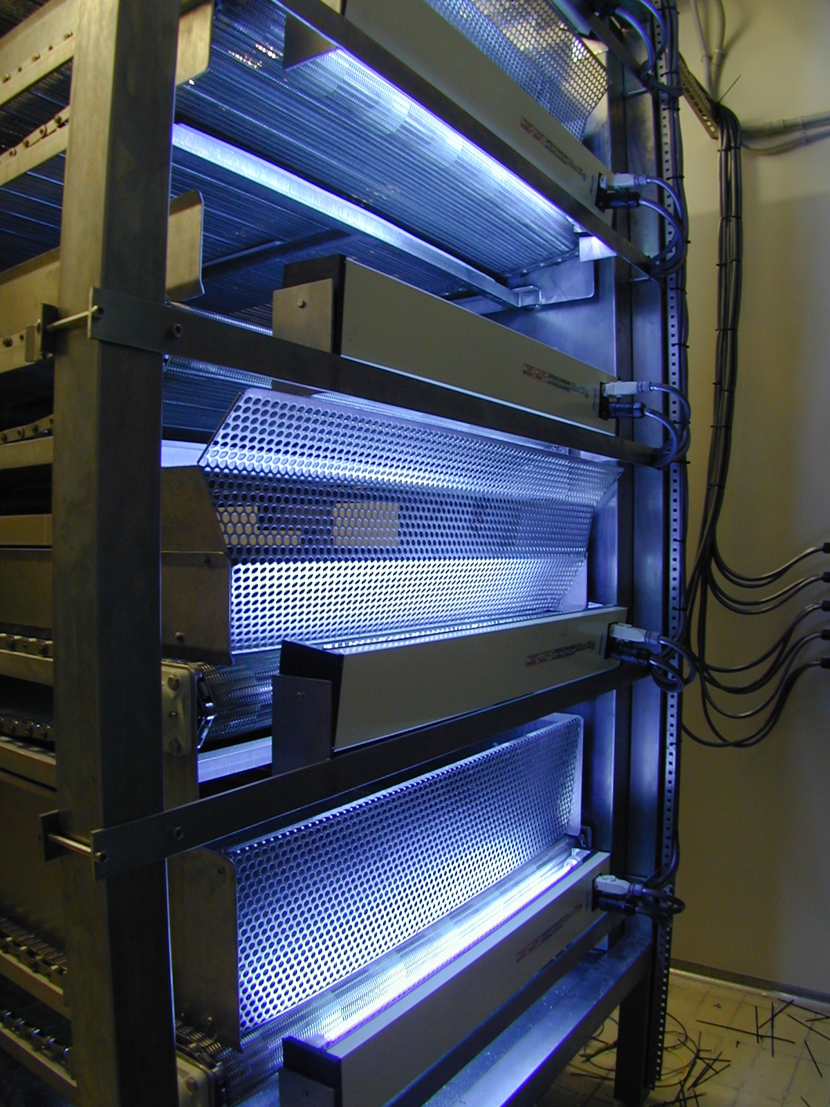 Multi-lamp UV-C tunnel treating product on a conveyor belt